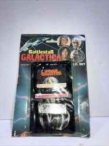 Cartera BATTLESTAR GALACTICA Capitán Identificación Insignia De Colección Años 70 Estante Juguete SELLADA - Imagen 1 de 2