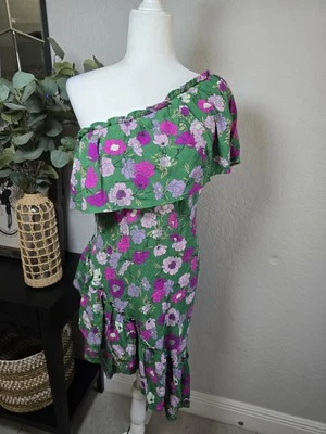 Vestido verde de un hombro múltiple Backstage  Foto 1 de 4