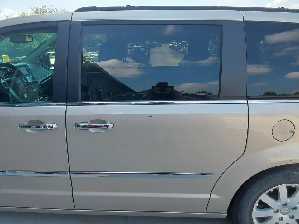 Used Rear Left Door Assembly Rear Side fits: 2015 Chrysler Town & country movabl - Image 1 of 4