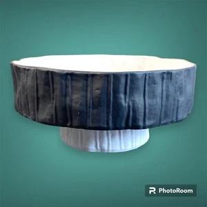 Nuevo en caja Frutero de cerámica arrugado en pedestal 9,25" de ancho x 4,5" de alto negro blanco - Imagen 1 de 8