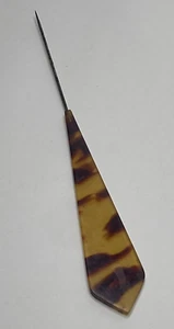 Vintage braun Acryl Kunststoff in moderner Form Duroplast Hutnadel 7" - Bild 1 von 9