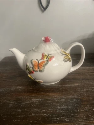 Tetera de porcelana vintage Pier 1 Butterfly con mango de mariposa roja en la tapa Foto 1 de 4