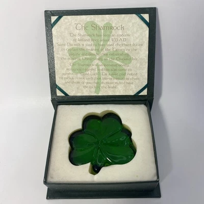 祝你好运吊饰。  爱尔兰祝福复古绿色玻璃三叶草原装盒 — 第 1/4 张图片