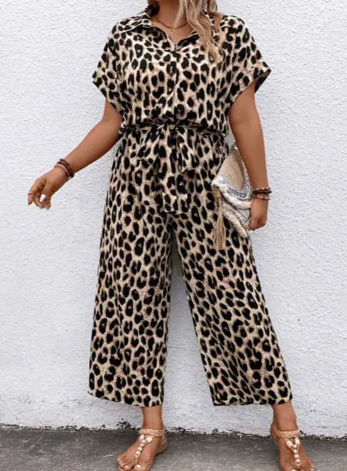 Damen-Jumpsuit in Leopardenprint - Plus Size, lässig mit Kurzarm, Knopfdetails - Bild 1 von 4