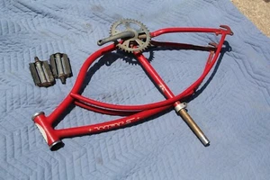 SCHWINN STINGRAY FRAME WITH PEDALS 1974 (ORIGINAL RED PAINT)  - Picture 1 of 6