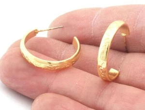 1 par de pendientes redondos con símbolos texturizados aro base oro brillante latón 23 mm 4209 - Imagen 1 de 2