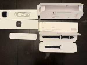 Apple Watch SE 44mm Space Gray Alu Black Sport Band GPS Model A2352 - Photo 1 sur 7