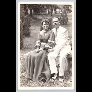 Postal Foto Real Retrato Pareja Sentada en Banco - Imagen 1 de 3