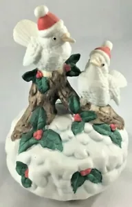 "Scatola musicale in ceramica rotante colombe bianche sul ramo cappelli rossi neve ""Deck The Halls" - Foto 1 di 7