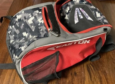 Mochila utilitaria deportiva Easton paquete de murciélagos rojo camuflaje béisbol/softbol  Foto 1 de 2