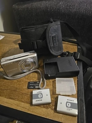 Sony Cyber Shot DSC-S980 12.1MP Digital Camera With 2 Battery's & SD Card & Case - Image 1 of 4
