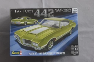 Revell 1971 Olds Oldsmobile 442 W-30 1/25 Scale Plastic Model Car Kit 14511 - Picture 1 of 5