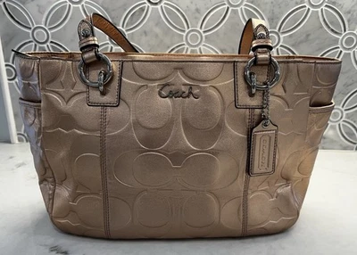 Bolso de mano Coach East West F17727 Gallery de cuero dorado metálico en relieve Foto 1 de 4