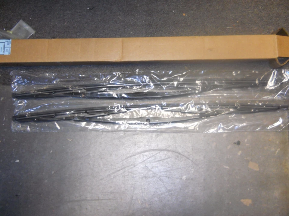 NUEVO 1992 93 94 95 FORD CF700 CF800 ESCOBILLAS LIMPIAPARABRISAS Foto 1 de 2