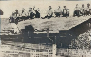 1972 Press Photo Prisoners Sit on Roof During Riot Crumlin Road Gaol Belfast - Picture 1 of 2