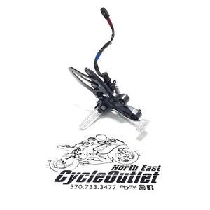 2024 22-24 YAMAHA YZF R7 OEM JUEGO TRASERO DERECHO ESTRIBA CONDUCTOR REPOSAPIÉS TOPE - Imagen 1 de 13