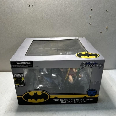DIAMOND SELECT DC GALLERY EL CABALLERO OSCURO REGRESA BATMAN AND ROBIN PVC DIORAMA Foto 1 de 4