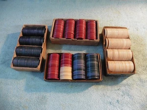 Lote de más de 400+ fichas de póker de arcilla vintage en relieve y liso rojo blanco y azul - Imagen 1 de 7