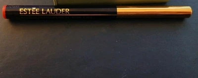 Lápiz automático para labios escarlata Estee Lauder Foto 1 de 2