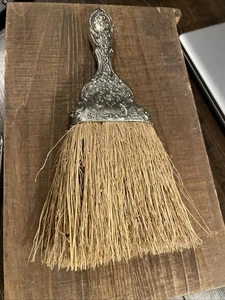 Antike silberfarbene Krümelbesenbürste - verzierter Griff Vintage Waschtischzubehör - Bild 1 von 6