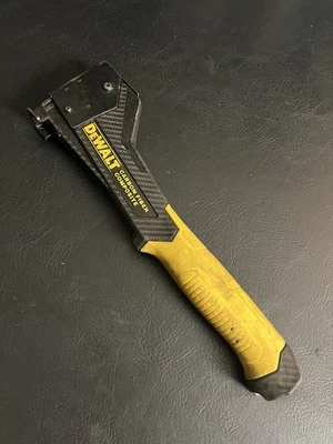 Grampeador de arma DEWALT DWHT75900 composto de fibra de carbono martelo grampo telhado - Imagem 1 de 4