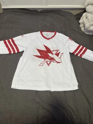 Camiseta deportiva de hockey San Jose Sharks para hombre mediana blanca roja de los 49ers colaboración NHL 2N Foto 1 de 2