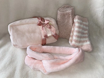 Kensie Spa 礼品套装粉色毛绒化妆品盒 2 对舒适袜毛绒头带 — 第 1/4 张图片