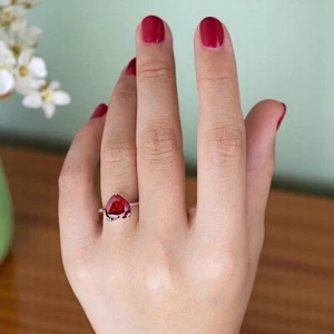 Anillo de compromiso de oro blanco de 14k con diamantes corte de corazón rubí 4 quilates cultivado en laboratorio - Imagen 1 de 9