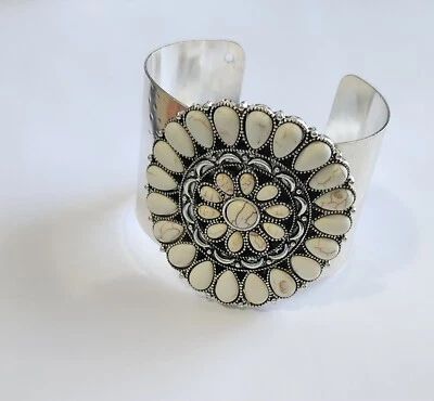 Brazalete medallón floral howlita blanco - 7,5-8,5 pulgadas Foto 1 de 3