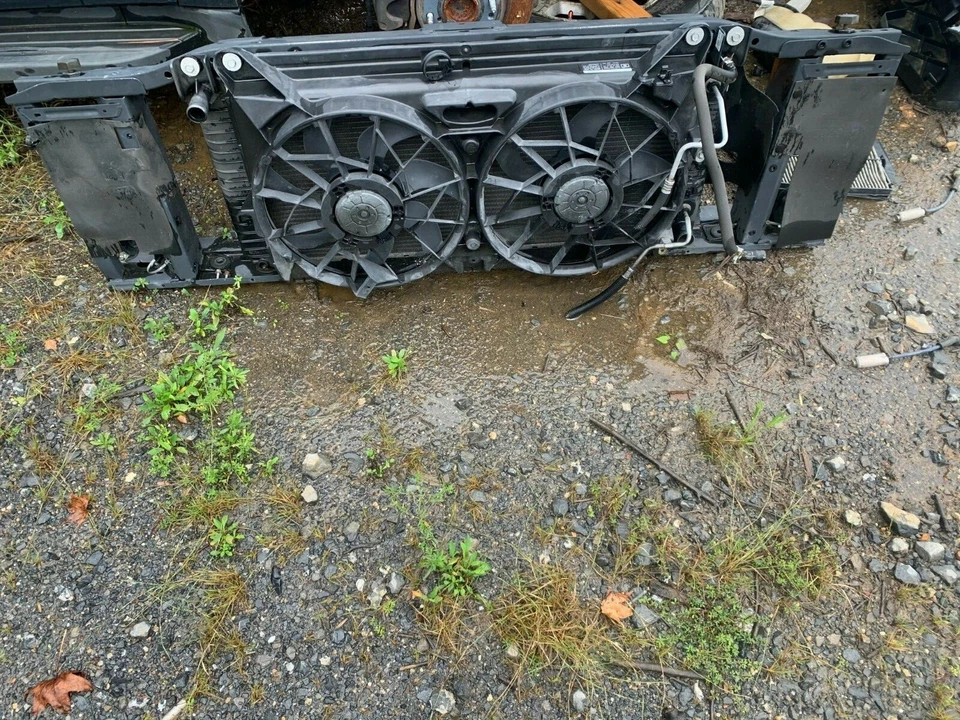 SOPORTE SUPERIOR SOPORTE RADIADOR DELANTERO GM GMC CHEVROLET SUBURBAN OEM 07-13 Foto 1 de 4