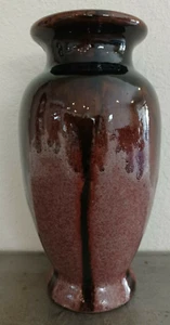 10" tall different shades of maroon ceramic vase - Imagen 1 de 12