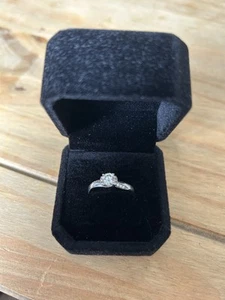 Platinum Diamond Ring - Picture 1 of 3