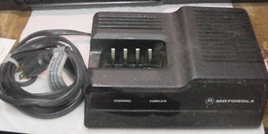 Motorola Vintage 2-Way Radio Brick Desktop 22V 1100MA Charger N1N5538C VHF/UHF - Picture 1 of 4