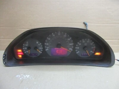 01 02 03 Cuadro de instrumentos velocímetro Mercedes CLK430 151 k millas 2001-2003 Foto 1 de 4