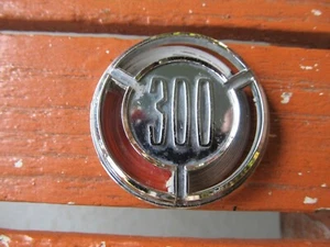 65 1965? EMBLEMA DE PANEL DE VELA CHRYSLER 300 FABRICANTE DE EQUIPOS ORIGINALES 2574778 - Imagen 1 de 3