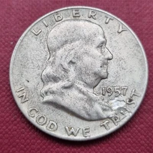 1957 D Franklin Half Dollar 25c Lamination ERROR near date #47067 - Picture 1 of 2