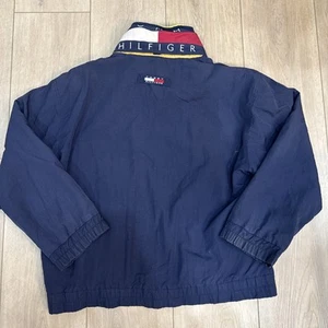 Giacca Tommy Hilfiger vintage anni 90 grande color block logo grande bandiera con cappuccio vento - Foto 1 di 9