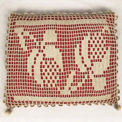 Ancien coussin tissu rose recouvert d’un ouvrage en crochet - Photo 1/4