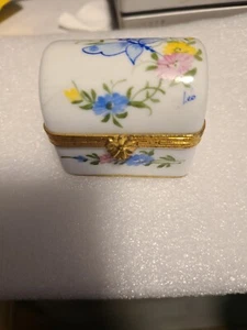 Limoges Pint Hauptblumen Schmetterling Truhe Schmucket Box - 2 Zoll lang x 1,5 Zoll hoch b10 - Bild 1 von 15
