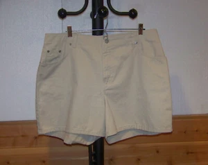 Beigefarbene kurze Damenshorts (Größe 18 oder kleiner?) - Bild 1 von 4