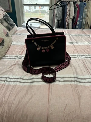 Bolso de hombro Karl Lagerfeld negro y rosa con acento de cadena en el corazón y bolso antipolvo Foto 1 de 4