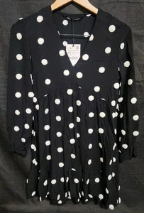 Neu mit Etikett Zara schwarz weiß gepunktetes besticktes Kleid Rüschen V-Ausschnitt Gr. XS Cocktail - Bild 1 von 8
