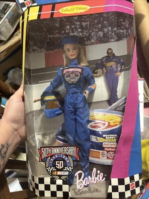 Boneca Barbie edição de colecionador 50º aniversário Nascar 1998 Leia a descrição - Imagem 1 de 2