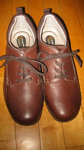 BASS EARTH SHOES 8.5M  NEW BROWN SKID RESISTANT Retail $100 - Picture 1 of 7