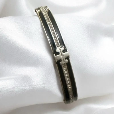 Brazalete con bisagras Tory Burch Kira en esmalte negro y plateado con pedrería Foto 1 de 4