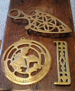 3 x ITEMS OF SMALL ANTIQUE BRASS, FLAT IRON TRIVET, MINIATURE FENDER, HANGER. - Picture 1 of 9