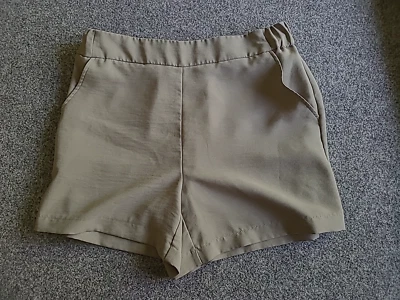 Corto Nine West tiro medio cintura elástica tirar verde oliva talla mediana Foto 1 de 2