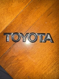 Genuine "TOYOTA" Corolla rear emblem USED fits 1998-2002, 75441-12770 - Bild 1 von 2