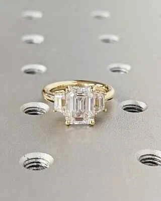 3.00Ct Emerald Cut Certified Lab Grown Diamond Three-Stone Ring 14kt Yellow Gold - Imagem 1 de 4