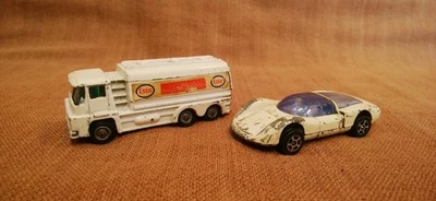 Vintage CORGI JUNIORS Porsche Carrera 6 ESSO Tanker Truck Diecast Cars Set di 2 - Immagine 1 di 4